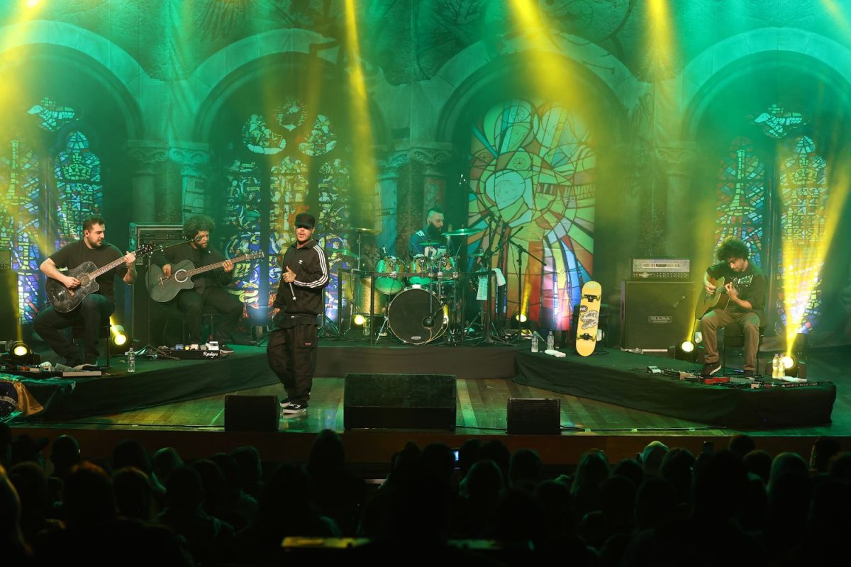 Cantor DZ6 faz homenagem a Charlie Brown Jr. no Teatro Univates