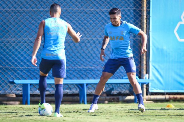 Mano poupa parte dos titulares em Lima