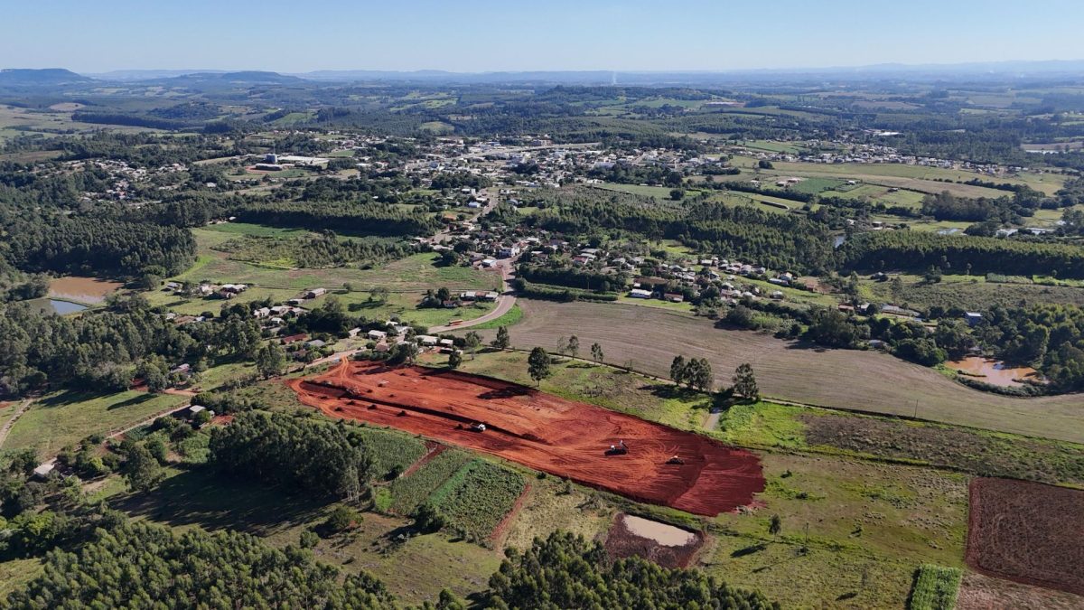 Terreno onde casas serão construídas ganha forma em Fazenda Vilanova