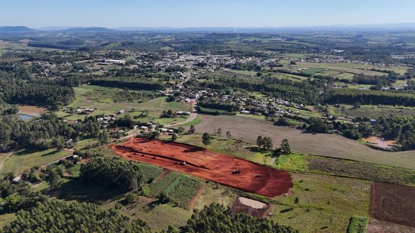Terreno onde casas serão construídas ganha forma em Fazenda Vilanova