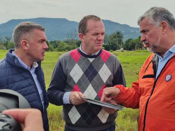 Pimenta confere área que receberá 50 blocos habitacionais