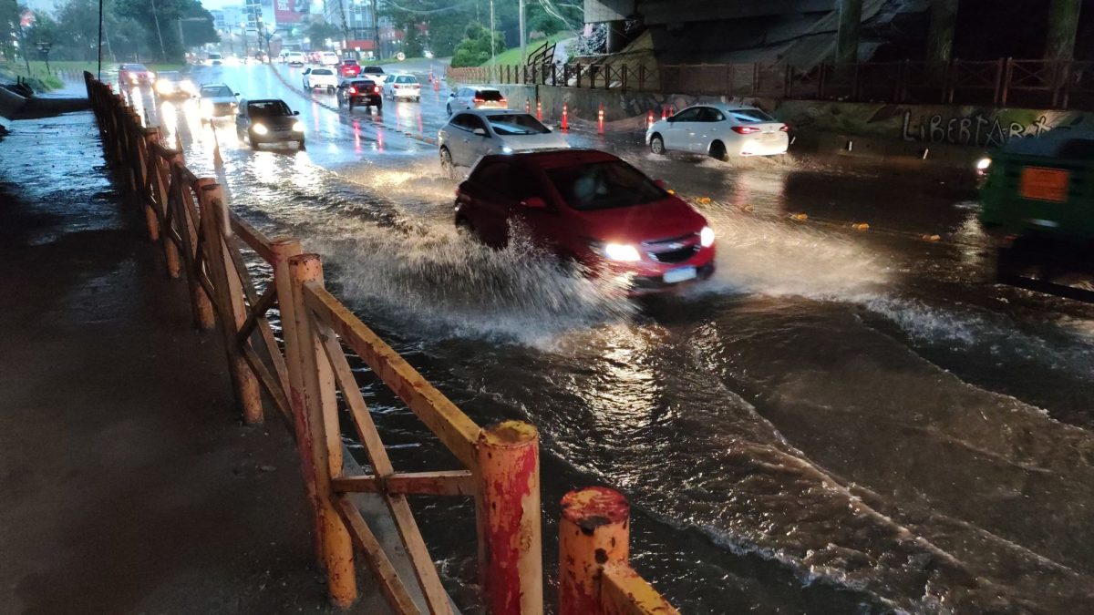 Chuva causa alagamentos em ruas de Lajeado