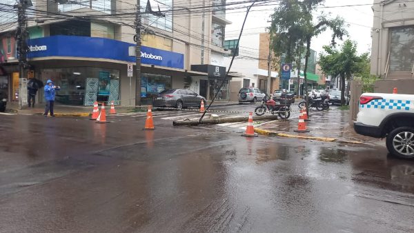 Poste cai e bloqueia rua no centro de Lajeado