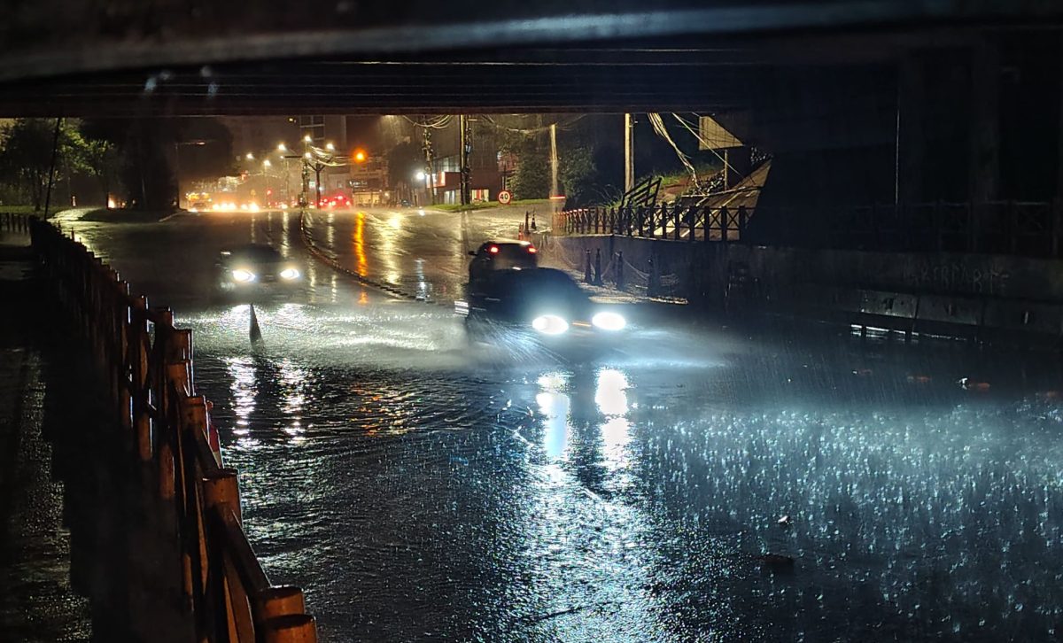 Chuva causa alagamentos em ruas de Lajeado