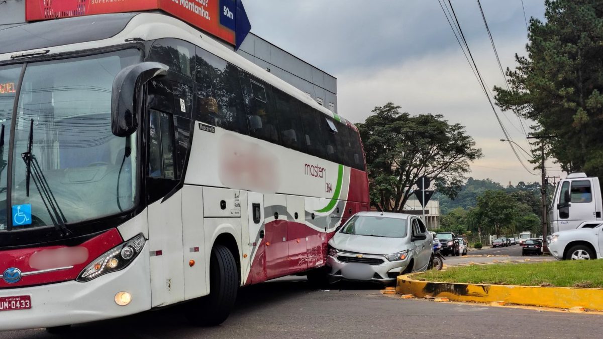 Ônibus prensa carro em rótula da Benjamin Constant, em Lajeado