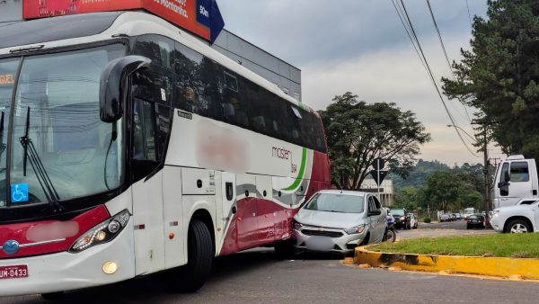 Ônibus prensa carro em rótula da Benjamin Constant, em Lajeado