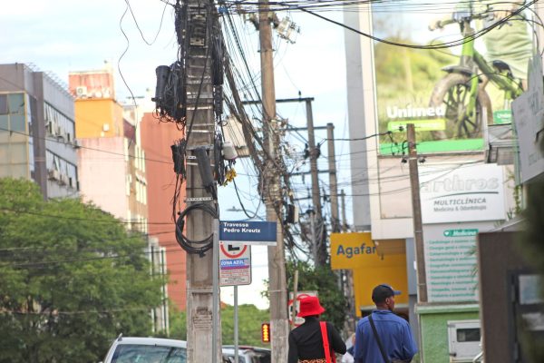 Lajeado avalia regras sobre cabos de internet e telefonia