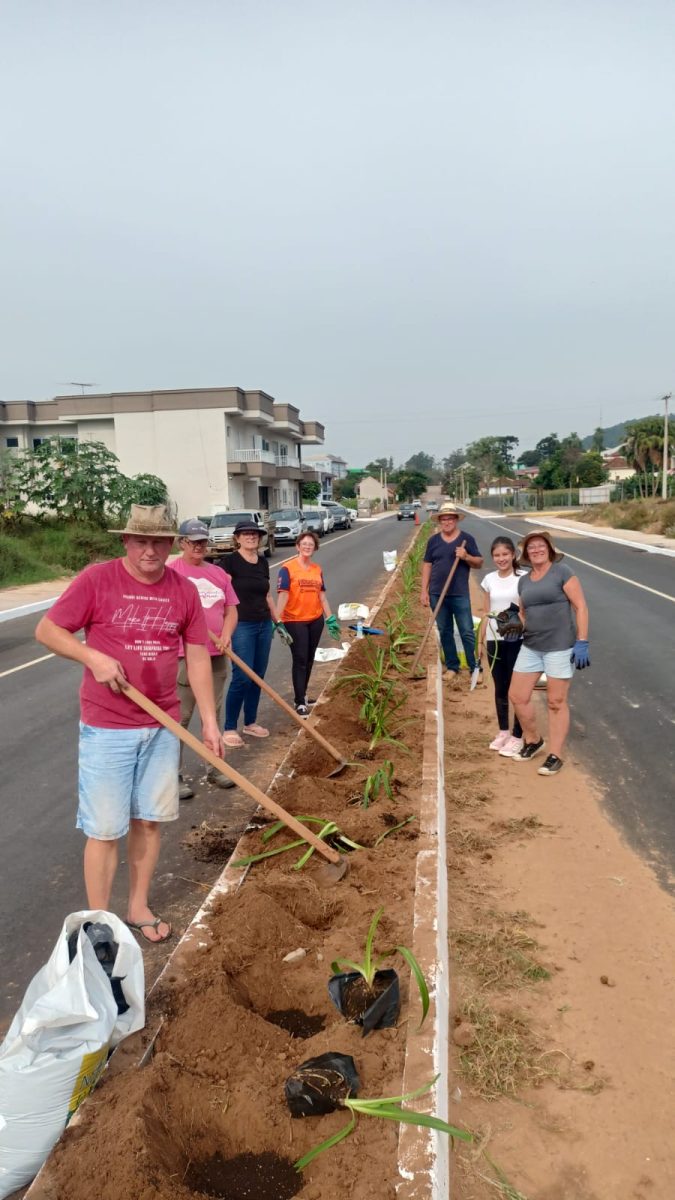 Voluntários ajudam a reconstruir avenida 10 de Novembro
