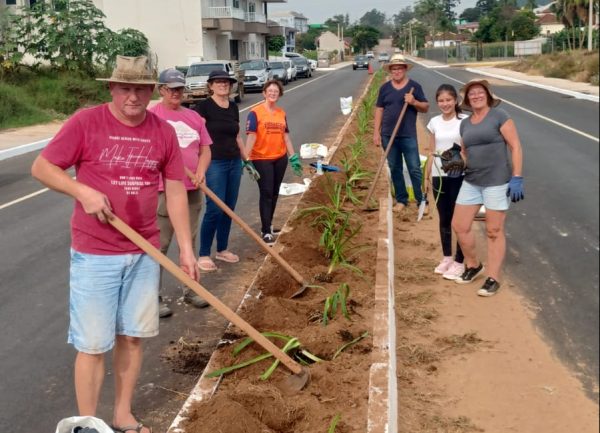 Voluntários ajudam a reconstruir avenida 10 de Novembro