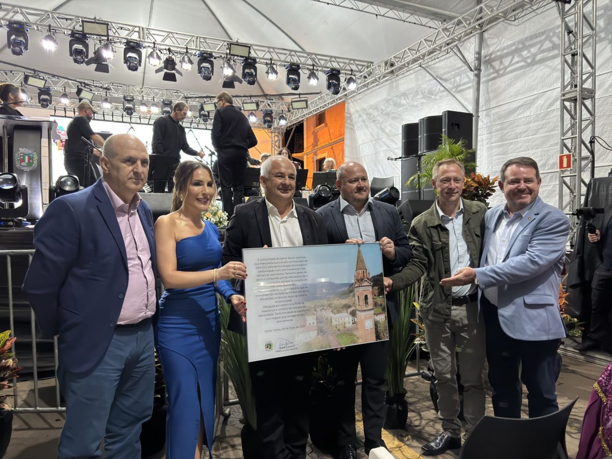 Santa Tereza homenageia município de Irani pela ajuda nas enchentes