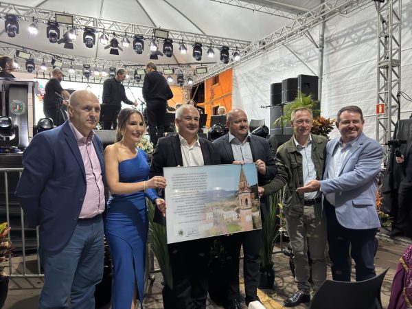 Santa Tereza homenageia município de Irani pela ajuda nas enchentes
