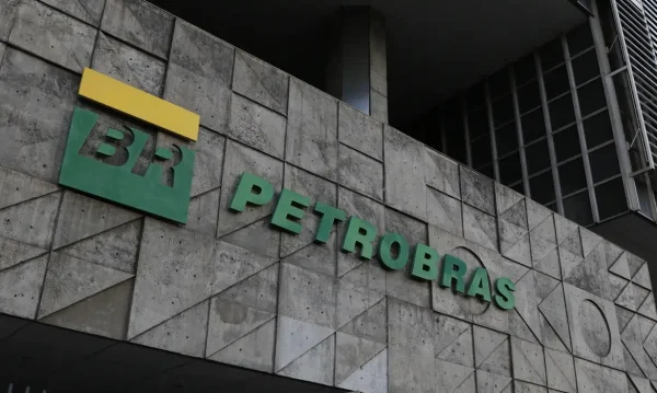 Petrobras anuncia perfuração de 100 poços e reativação de fábricas de fertilizantes