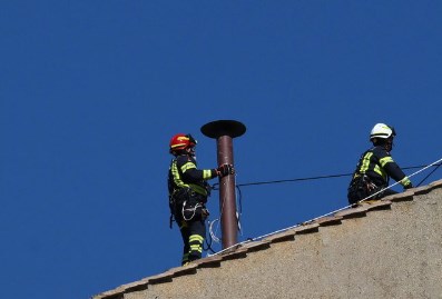 Chaminé para anúncio do novo Papa é instalada na Capela Sistina