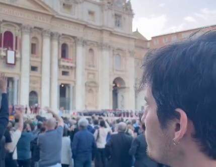 Jovem de Lajeado relata emoção ao presenciar anúncio de novo papa