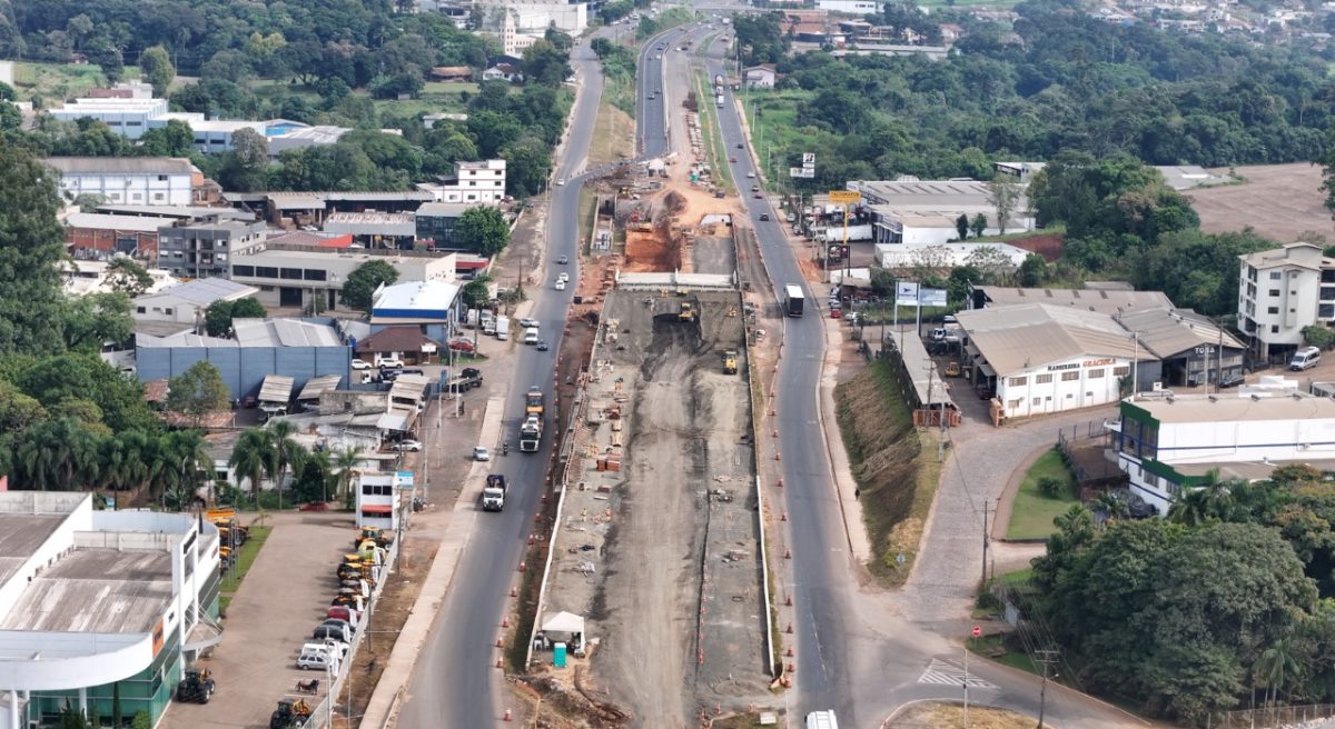 Evolução de obras desvia fluxo durante a noite na BR-386