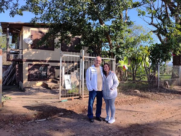 “É difícil voltar”, afirma Milton Silva ao encarar ruínas de antiga casa