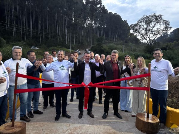 Doutor Ricardo inaugura ponte em Linha Sangão