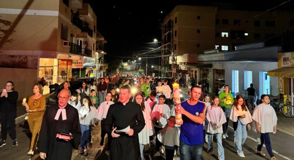 Um ano após cheia, caminhada luminosa promove fé e união em Cruzeiro do Sul