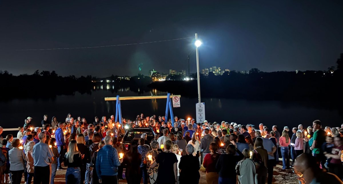 Caminhada luminosa homenageia vítimas das enchentes em Cruzeiro do Sul