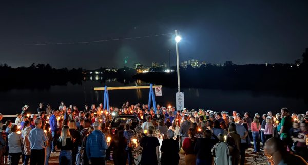 Caminhada luminosa homenageia vítimas das enchentes em Cruzeiro do Sul
