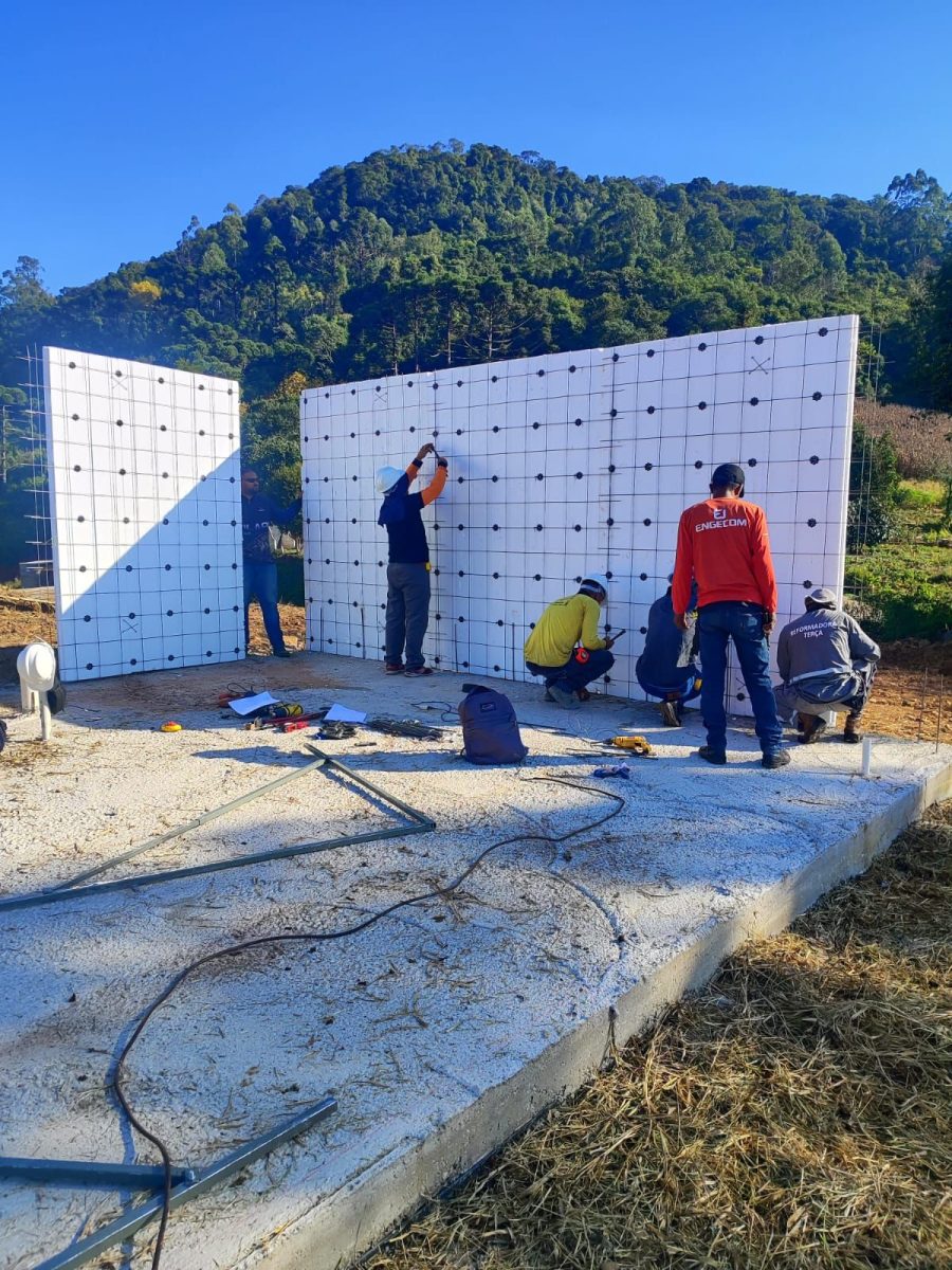 Relvado inícia construção de 10 casas destinadas a famílias atingidas pela enchente