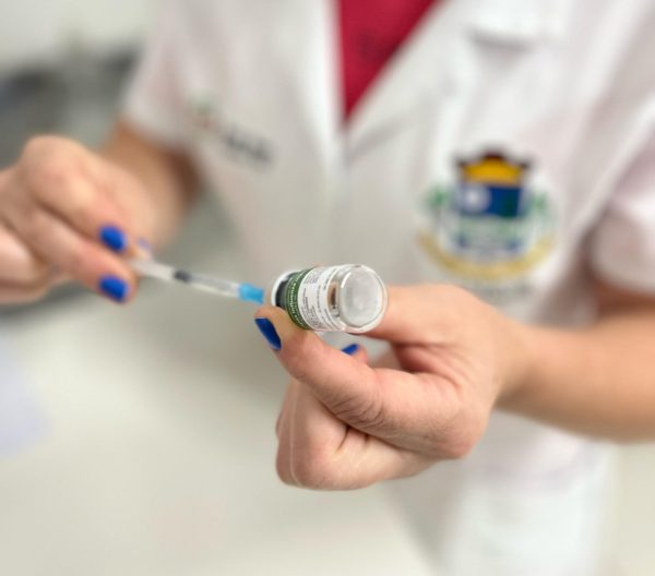 Imigrante promove vacinação contra gripe