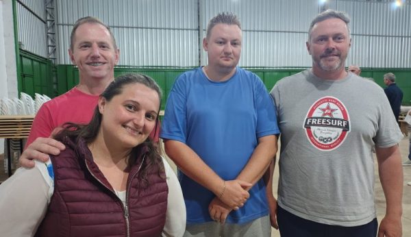 Moradores compram barco e organizam equipe de resgate para enchentes