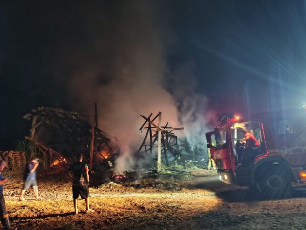 Incêndio atinge galpão agrícola no interior de Travesseiro