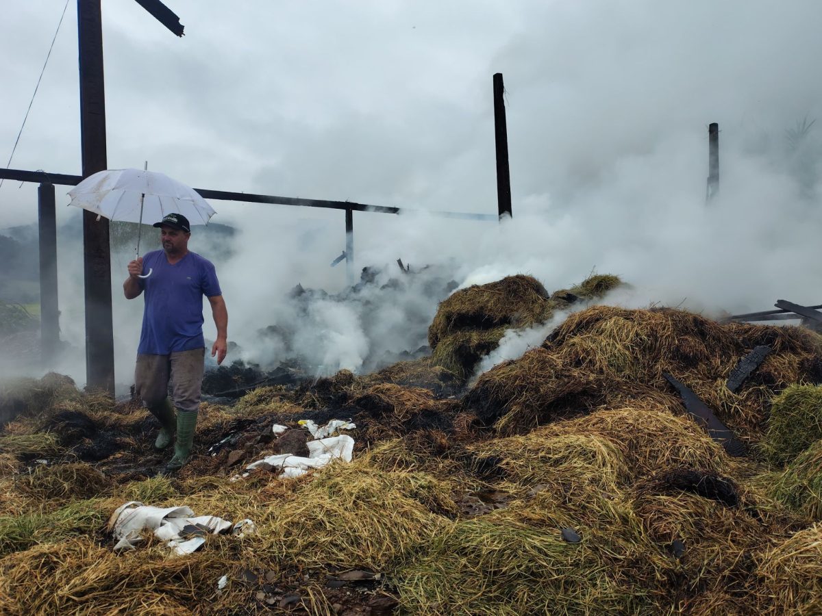 Agricultor busca recomeço após incêndio atingir galpão, insumos e equipamentos