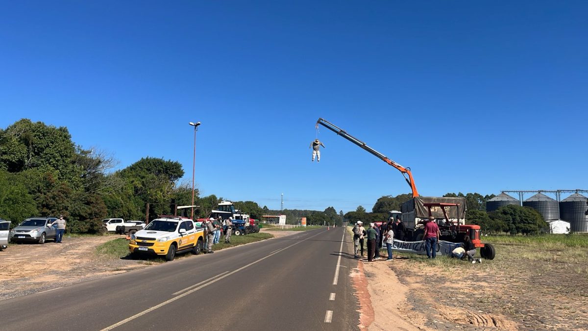 Agricultores protestam em 12 cidades do RS