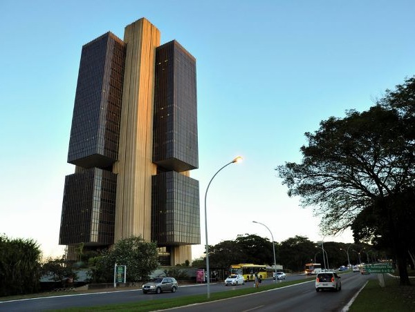 Copom vê cenário incerto e pode manter Selic em 14,75%