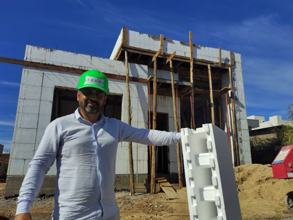 Casa é construída com formas de isopor em Arrio do Meio