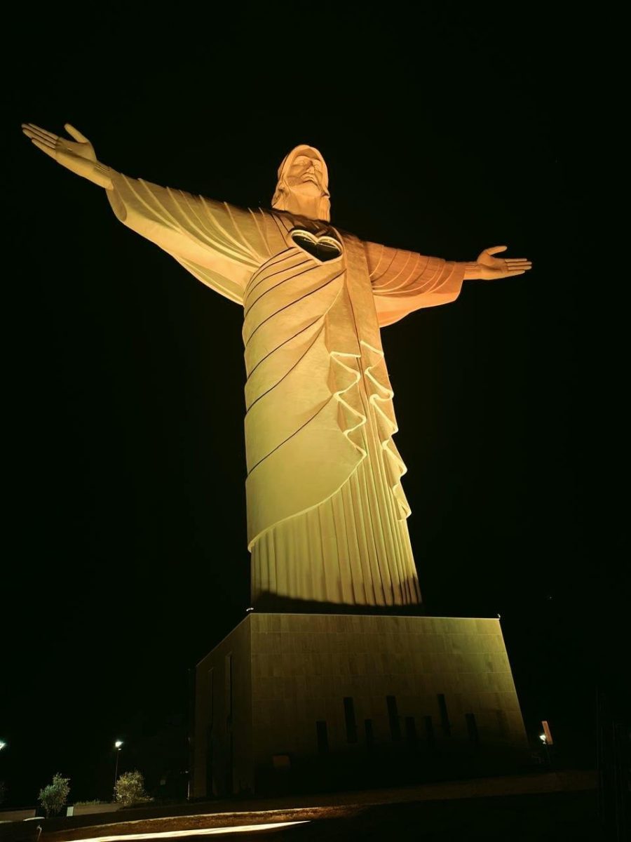 Cristo Protetor recebe iluminação amarela em apoio à segurança no trânsito