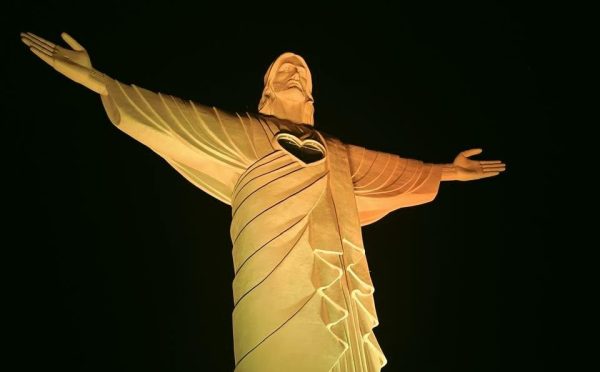 Cristo Protetor recebe iluminação amarela em apoio à segurança no trânsito