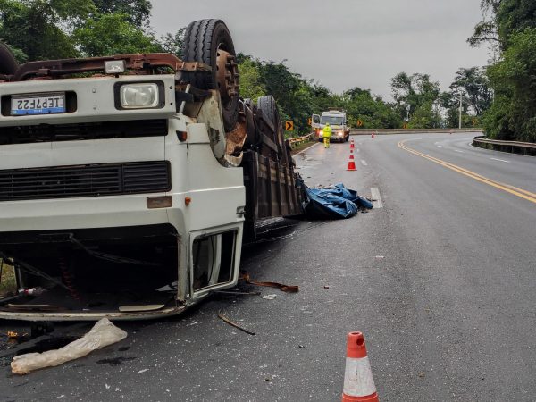 Acidentes com caminhões bloqueiam pista da BR-386, em Pouso Novo