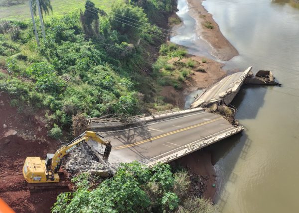 Inicia demolição da antiga ponte da ERS-130, derrubada pela enchente