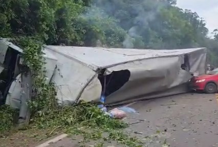 Motoristas sobrevivem após grave acidente na ERS-129, em Muçum