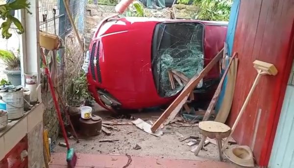 Carro invade pátio de casa em Cruzeiro do Sul