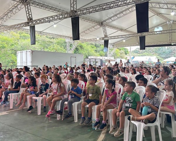 Estudantes visitam a 17ª Fenachim em programação especial para escolas