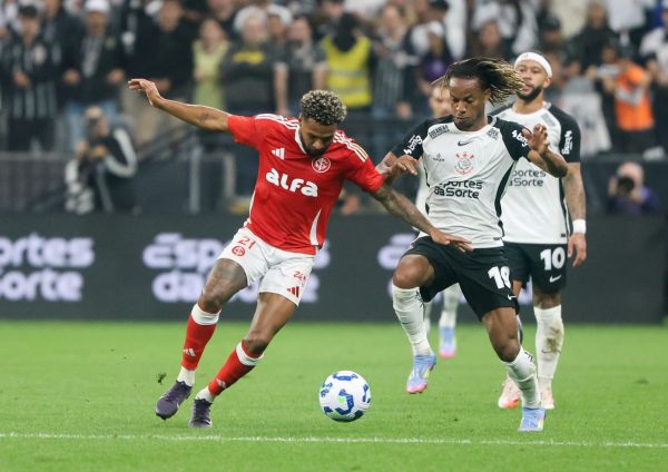 Inter leva virada no fim e perde para o Corinthians no Brasileirão