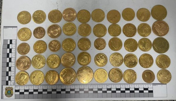 Passageiro preso em aeroporto com moedas de ouro iria para Portugal