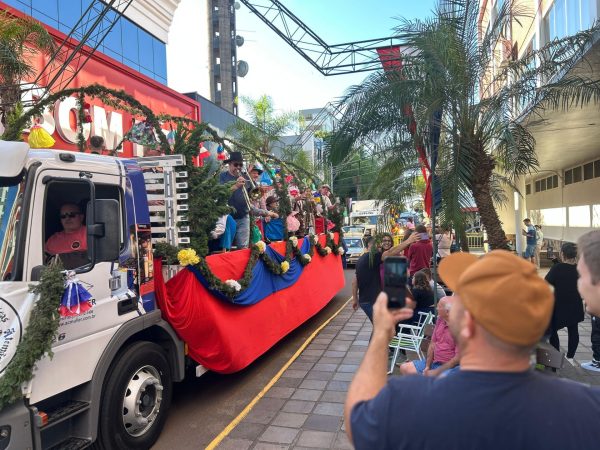 Estrela celebra tradição com desfile dos grupos folclóricos