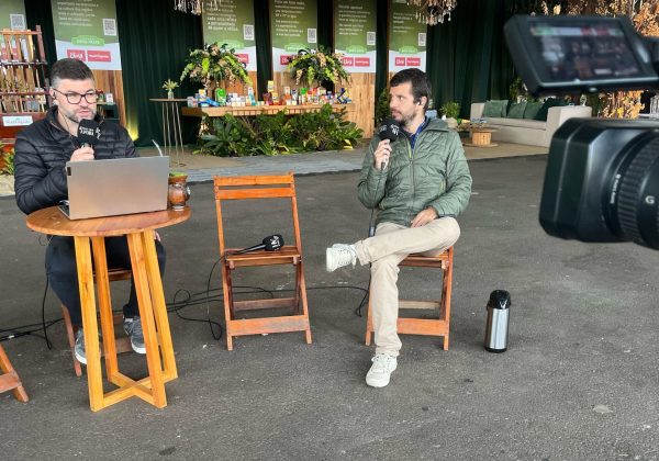 Rádio A Hora apresenta Frente e Verso direto da Fenachim